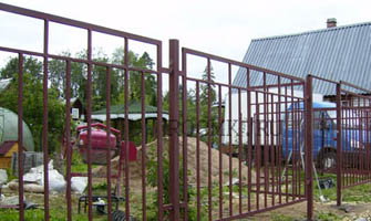 Металлический сварной забор на даче