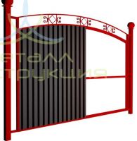 Забор из профнастила с элементами ковки