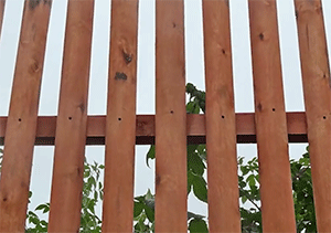 Деревянный забор штакетник
