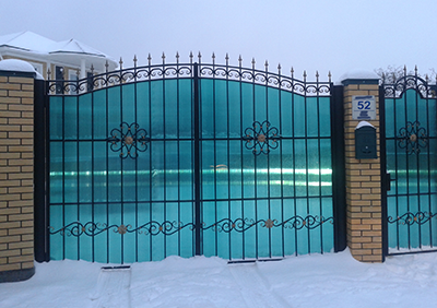 сварные секции с кирпичными столбами 